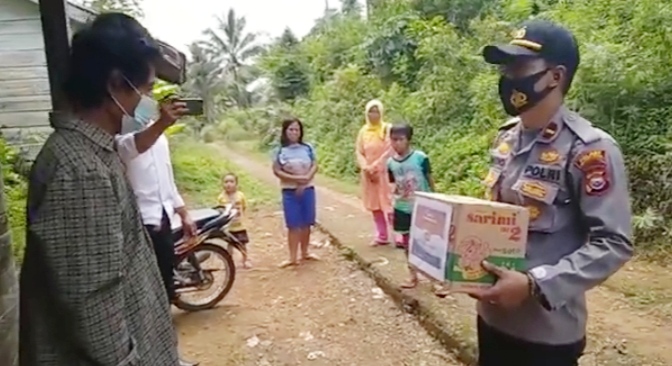 Polsek Kerkap Bantu Masyarakat Batu Raja R