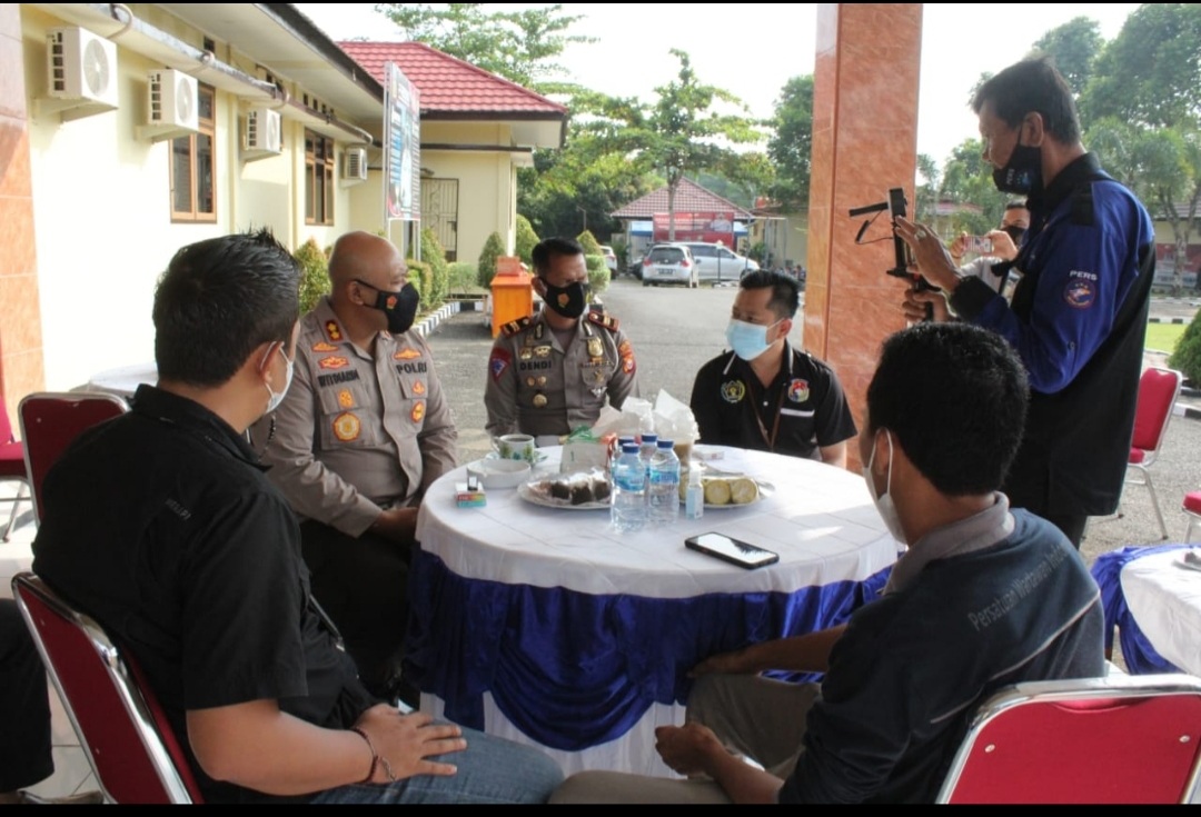 Kapolres Mukomuko  Berjemur dengan Wartawan