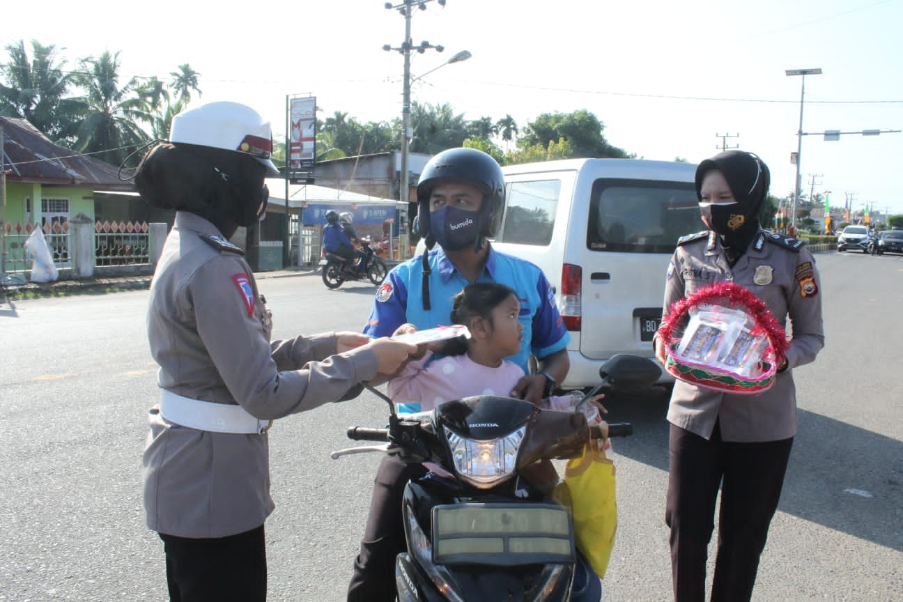 Pengendara Jadi “Sasaran Tembak” Polisi Wanita