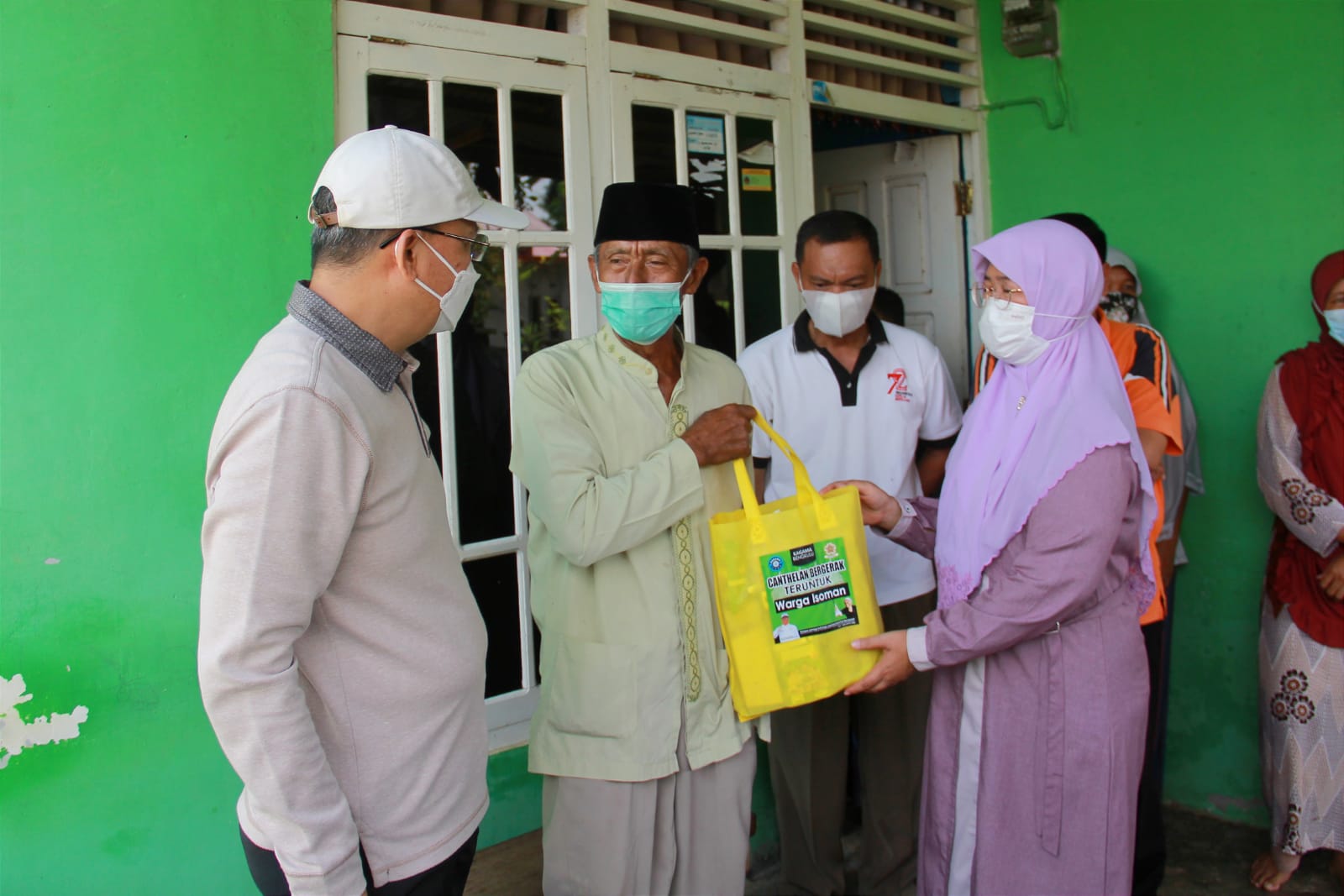 Gubernur Bengkulu Serahkan Sembako ke Warga Isoman