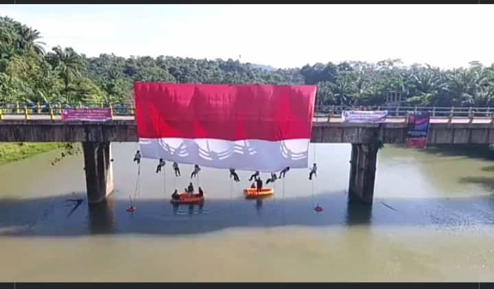 Bendera Merah Putih Raksasa Berkibar di Seluma