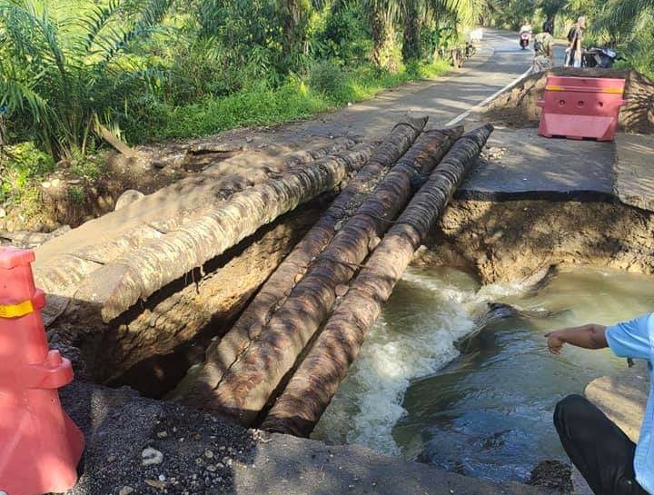 Jembatan Batang Kelapa di Ruas Jalan Provinsi Ambruk