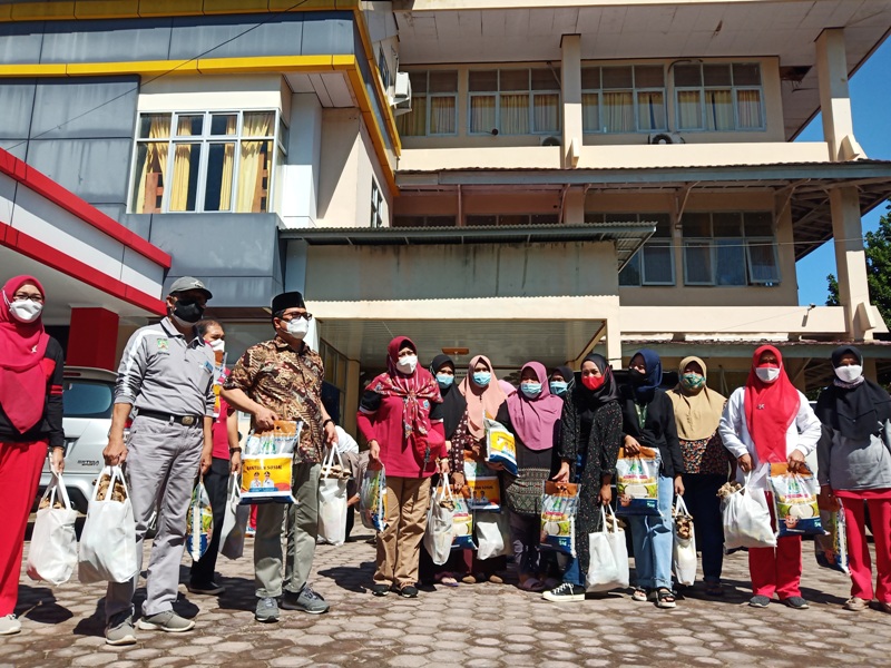 DPK Provinsi Bagikan Bingkisan untuk Masyarakat Terdampak Covid-19