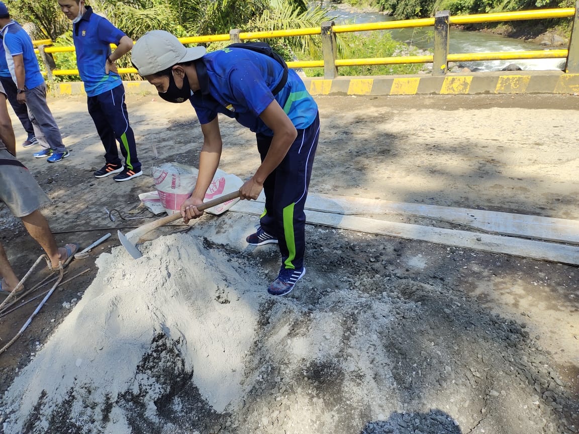 Polsek Kerkap Perbaiki Jembatan di Lubuk Jale