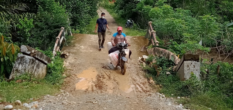 Jembatan Manunggal Jaya Ancam Keselamatan Pengendara