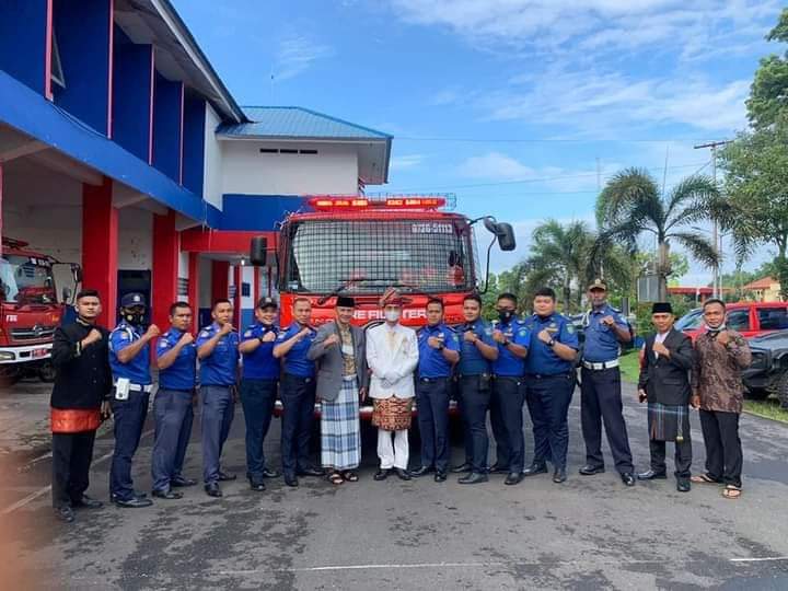 Personel Damkar Kota Pakai  Mobil Bomba Jemput Pujaan Hati