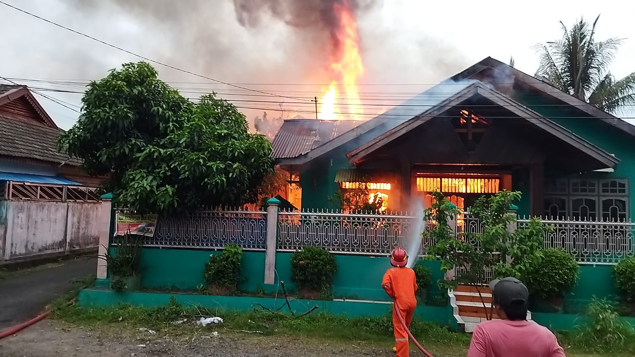 Jelang Maghrib, Jago Merah Lalap Rumah Warga Cimanuk