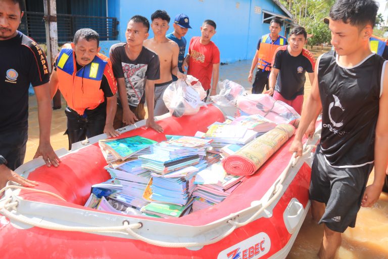 Personel Damkar Evakuasi Warga dan Barang Yang Kena Banjir