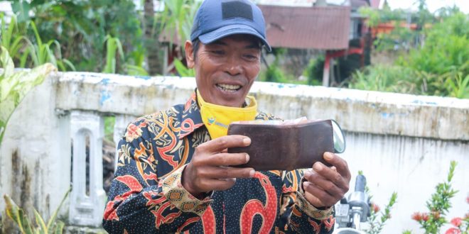 Sumbangkan, Ketua RT 2 Beringin Raya Dapat Dompet  Walikota Helmi Hasan