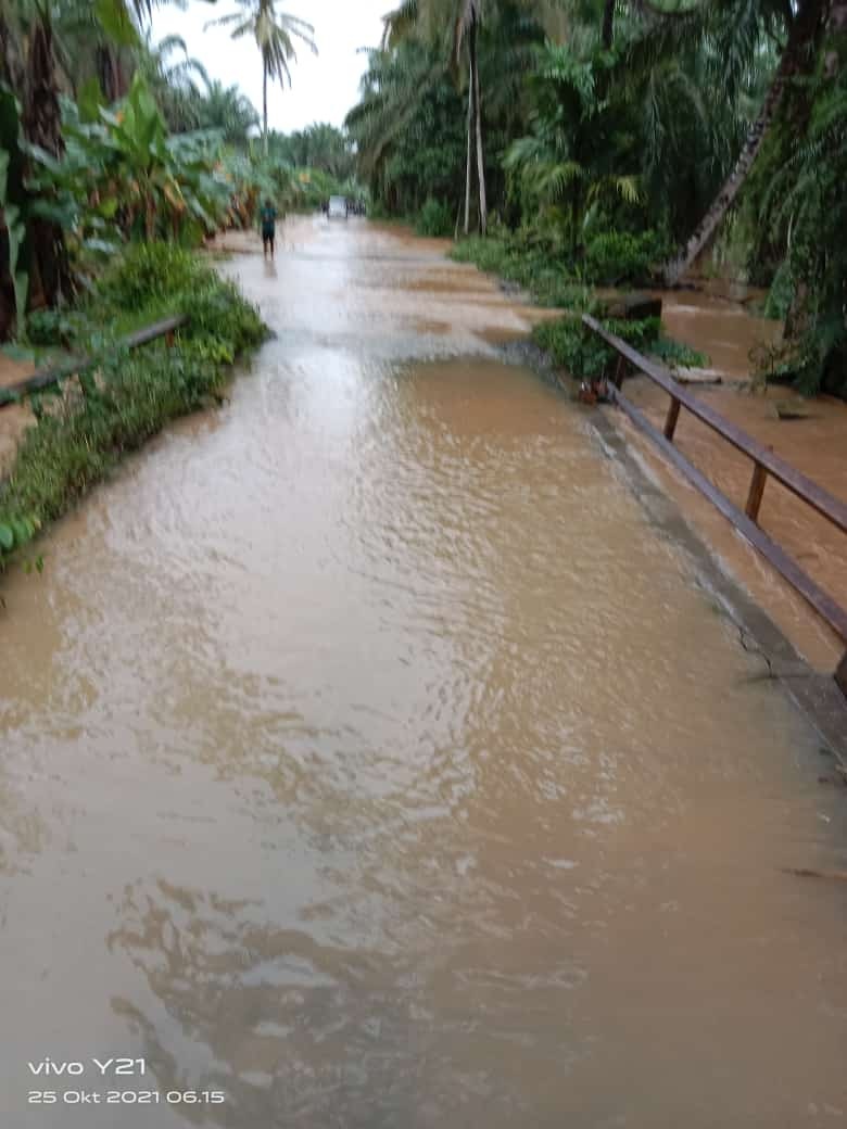 Banjir Putuskan Akses Jalan Sukarami -Pasar Seluma