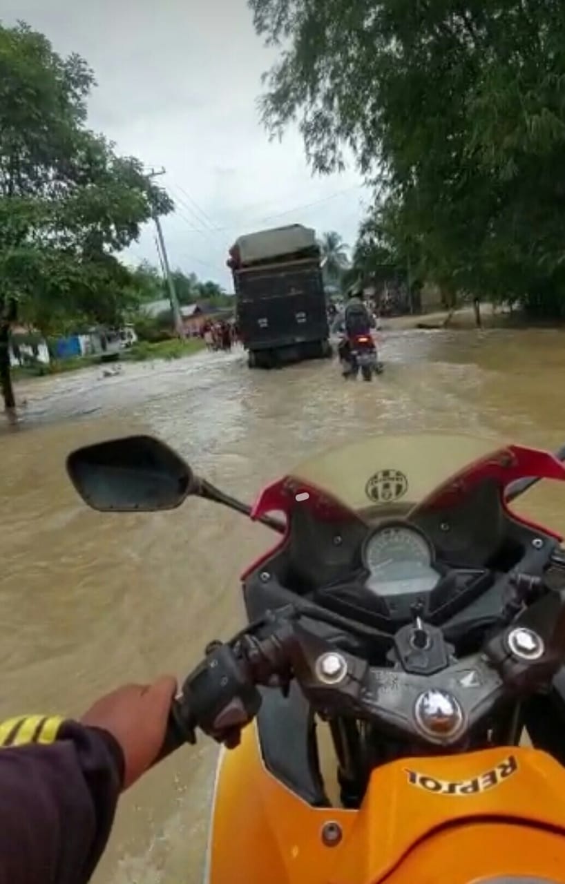 Akses Jalan Poros Desa Pulau Panggung Terendam Banjir