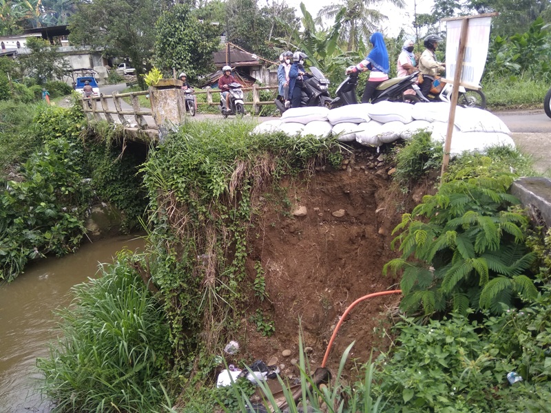 Gawat! Jembatan Kampung Bogor Terancam Putus