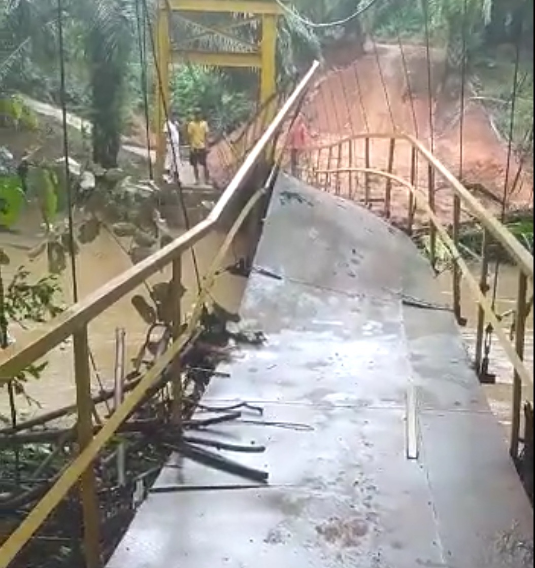 Baru Dibangun Jembatan Gantung Air Kemuning Nyaris Ambruk 