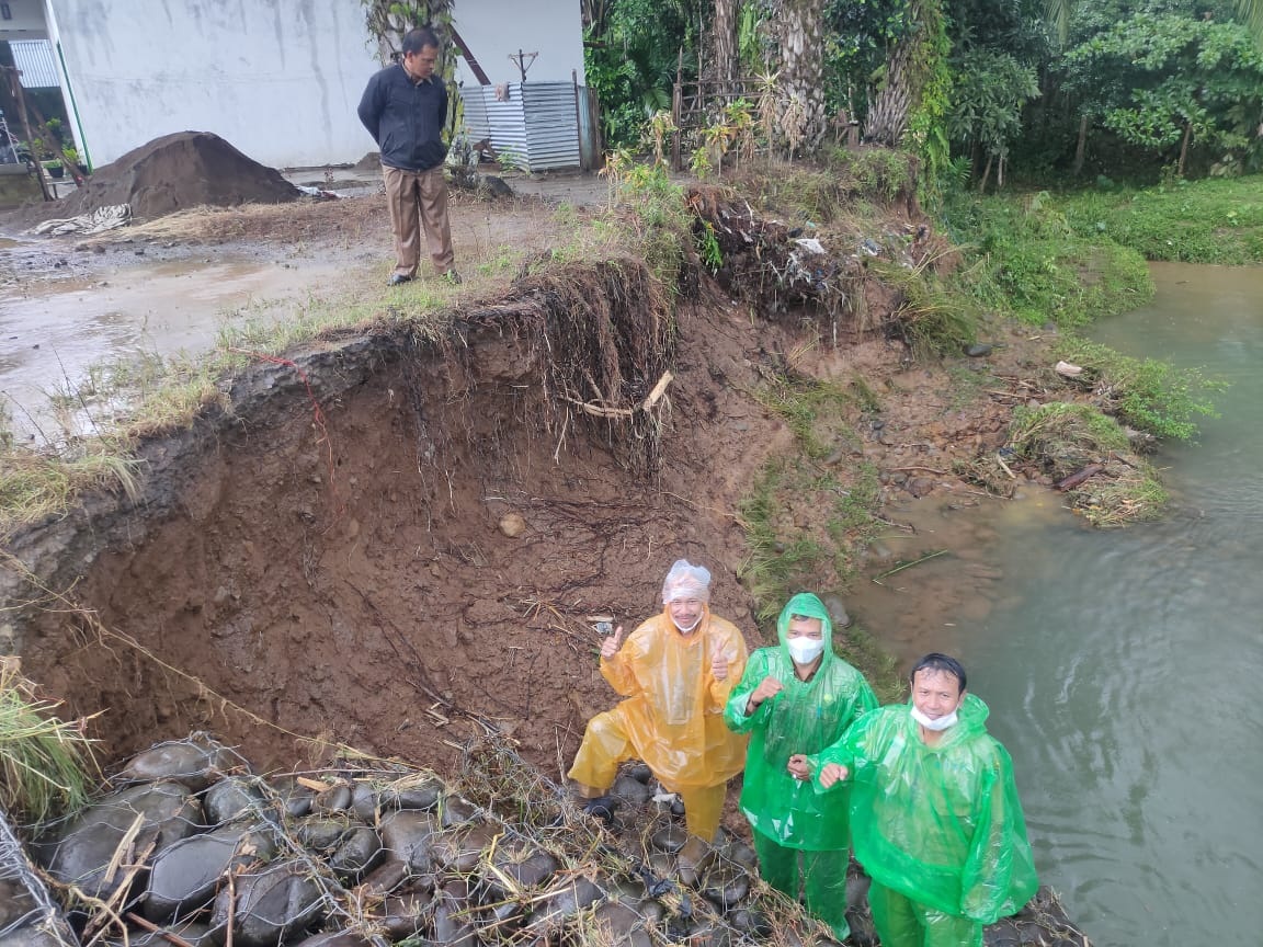 Air Bah di Talang Rendah, Jembatan Provinsi Nyaris Putus Ditinjau