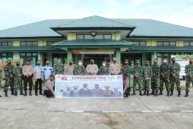 Kejutan, HUT TNI Momen BahagiaTNI dan Polri di Mukomuko