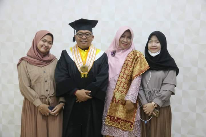 Kadis Kominfosan Kota Bengkulu Wisuda Program Doktor