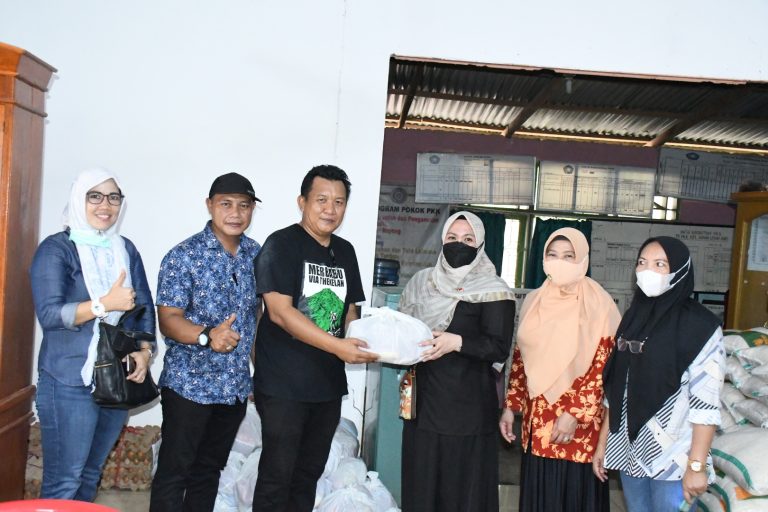 Tim PKK, GOW, DWP Bersatu Salurkan  Sembako ke Warga Korban Banjir