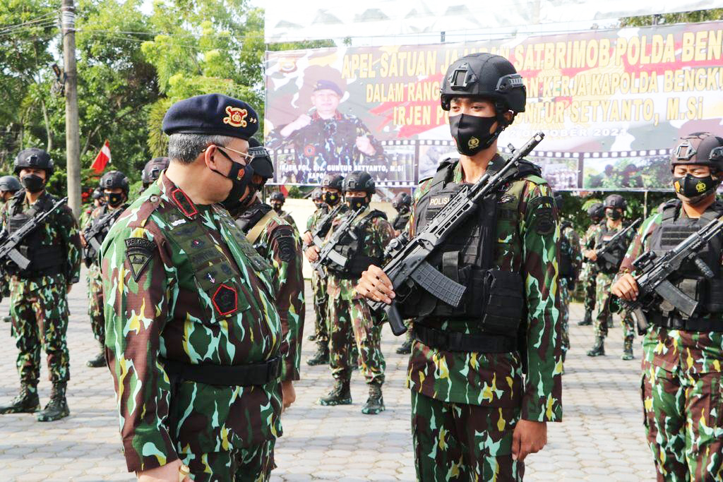 Kapolda Bengkulu Berikan Penghargaan kepada 9 Anggota Satbrimob