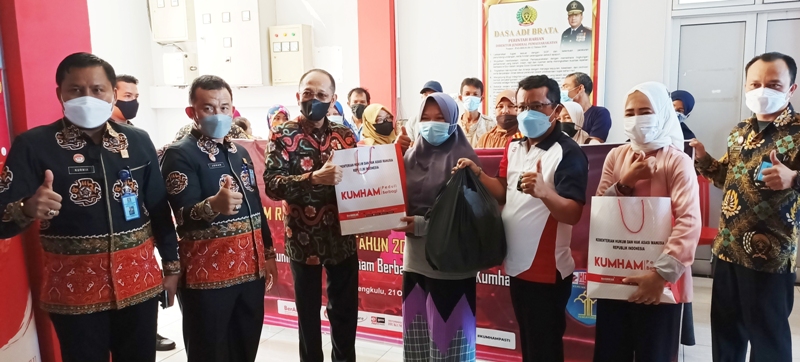 Kemenkumham Bengkulu Beri Bantuan ke Siswa dan Ratusan Paket Sembako