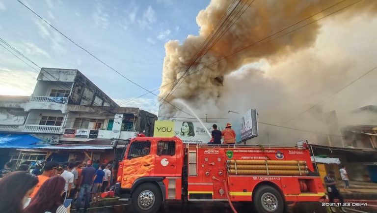 11 Damkar Terus Semprot si Jago Merah di Toko New Khatulistiwa