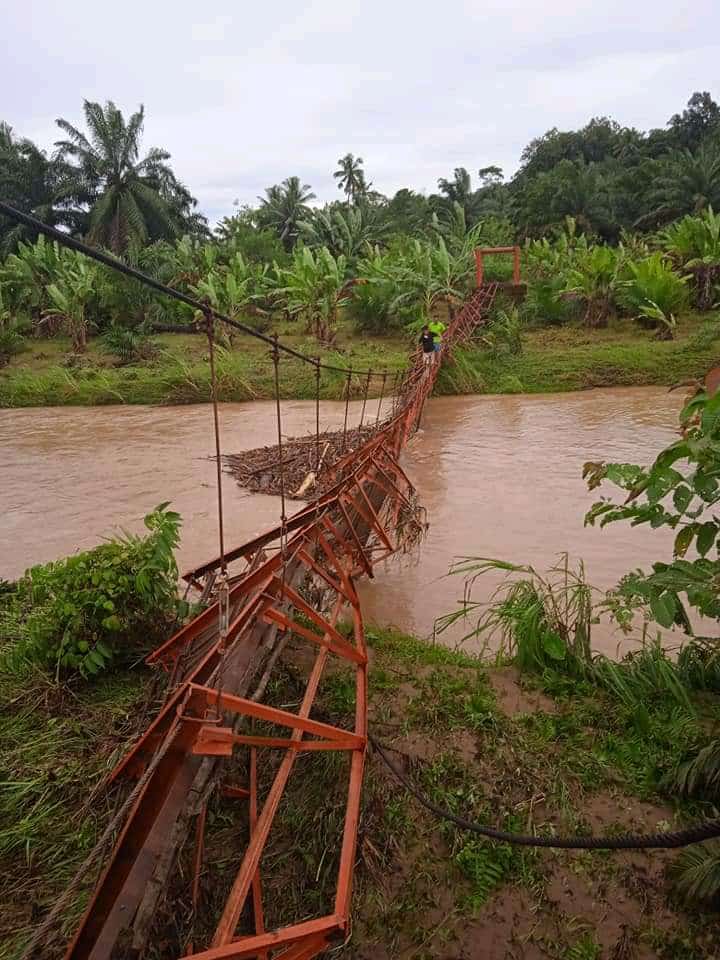 Jembatan Gantung Rusak Berat Diterjang Banjir