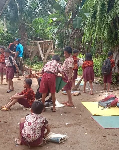 Pelajar SDN 84 Seluma Belajar di Halaman