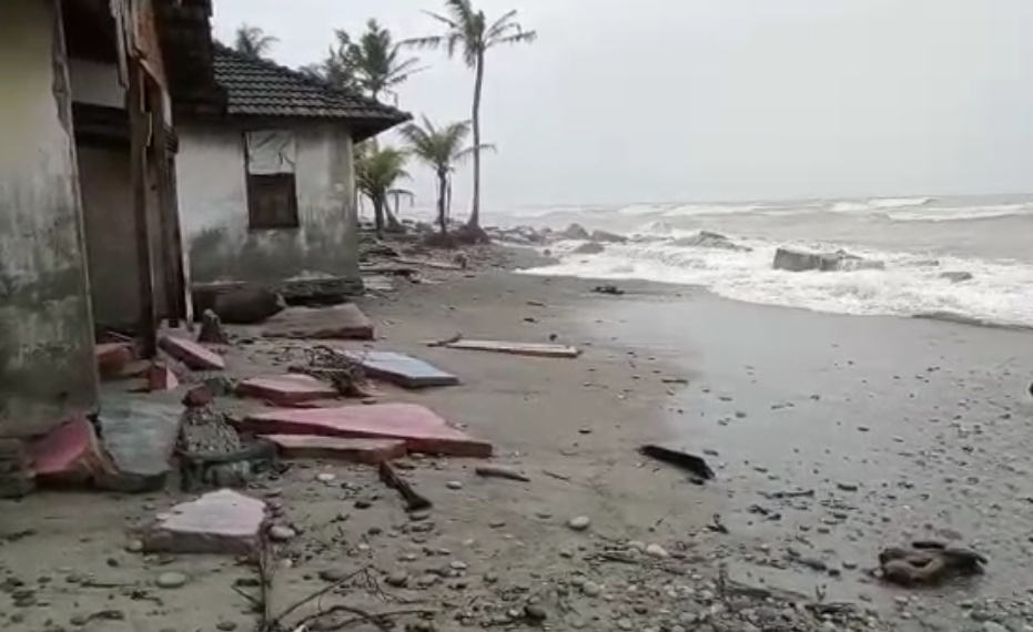 Puluhan Rumah Di  Padang Bakung  Dihantam Banjir Rob