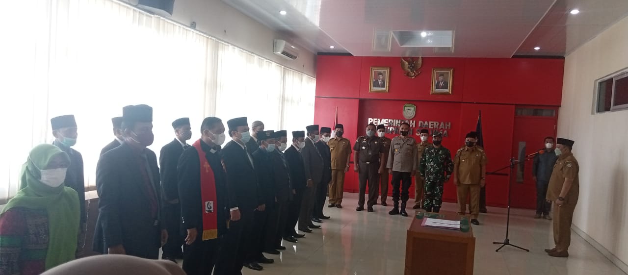 Dikukuhkan, Bupati Minta FKUB Bantu Sosialisasikan  Vaksinasi Covid-19 