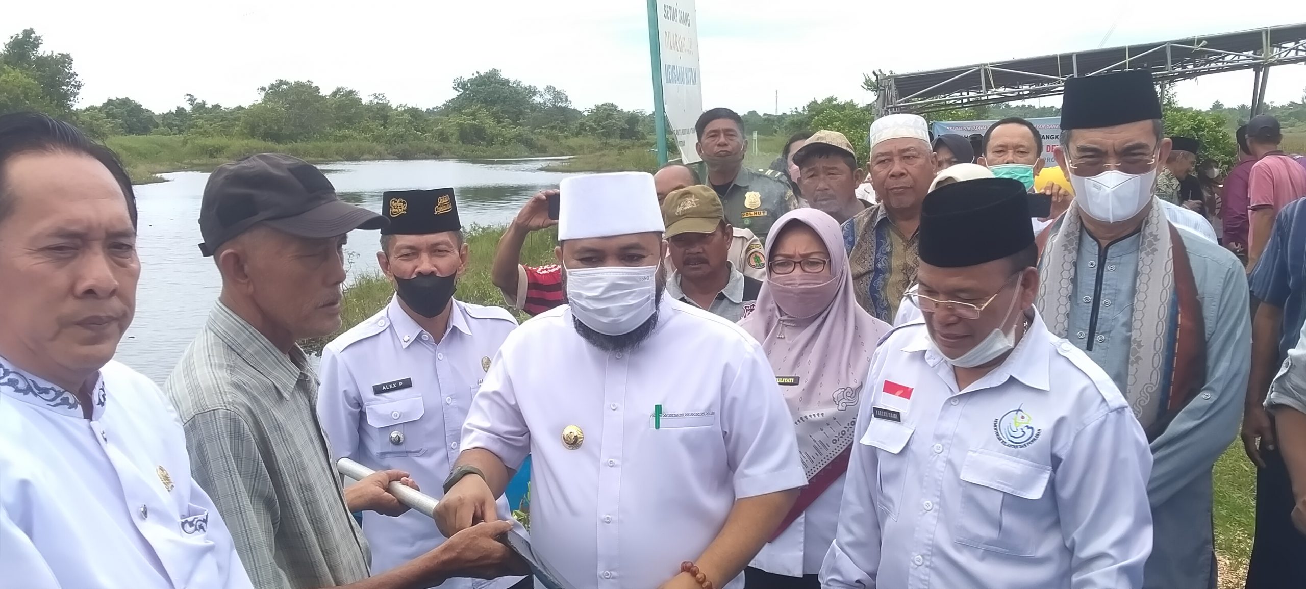 Walikota Serahkan Bantuan 27 Perahu