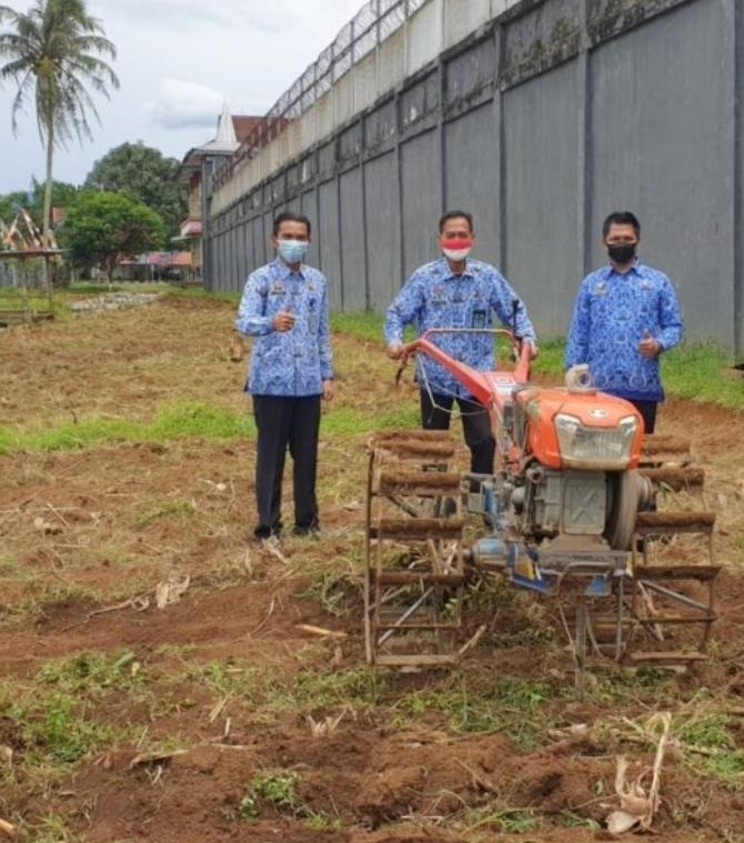 Kalapas dan Warga Binaan Manfaatkan Pekarangan