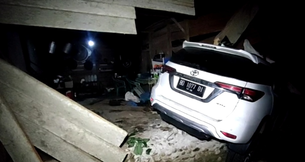 Fortuner Masuk Dapur Warga Kunduran