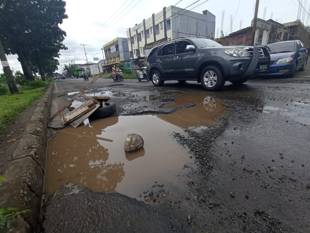 Jalan Hibrida Semakin Rusak