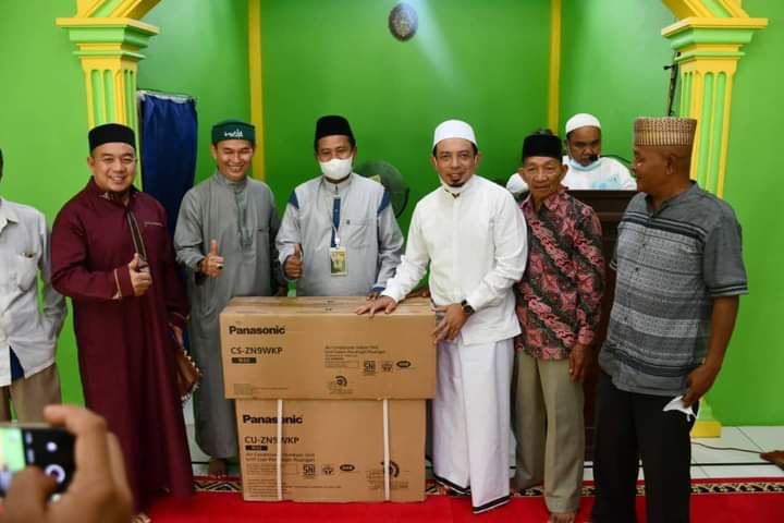 Wakil Walikota Serahkan Bantuan AC ke Masjid Mukhlisin