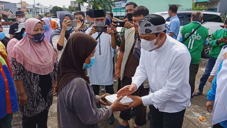  Wawali Pimpin Warga  Jembatan Kecil  Berbagi Makanan