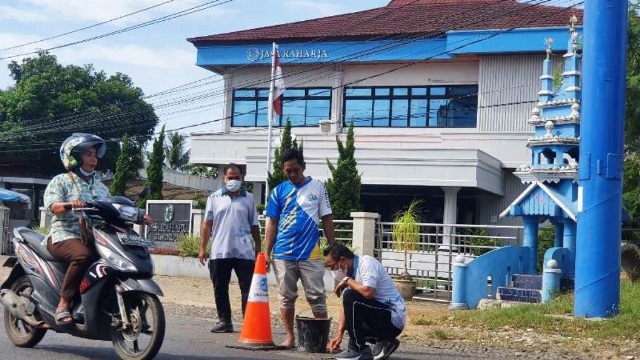 Patut Dicontoh, Jasa Raharja Bengkulu Gelar Aksi Menutup Jalan Berlubang