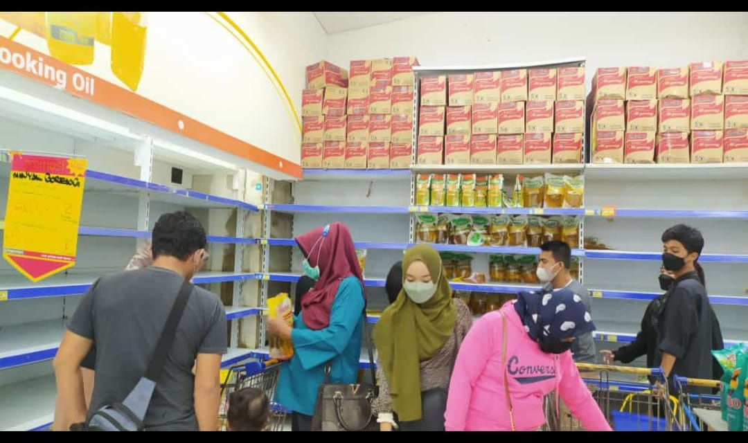 Beli Minyak Goreng Murah, Masyarakat Serbu Ritel Modern