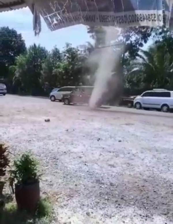 Angin Puting Beliung Mini di RM Yusuf Gegerkan Warga