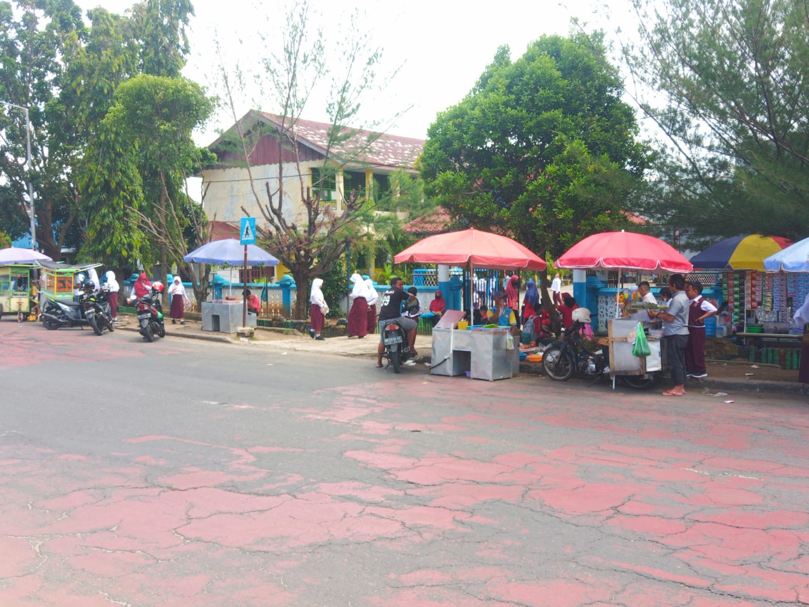 Satpol PP Diminta Tertibkan Pedagang di Depan SDN 19