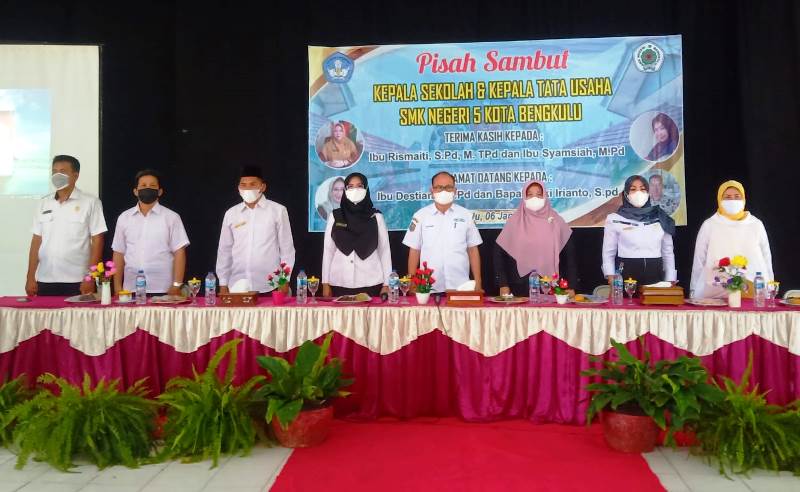 Isak Tangis Iringi Pisah Sambut Kepsek dan KTU SMKN 5 Kota