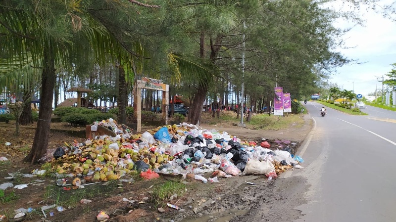 Ini Penjelasan Gubernur Soal Sampah di Pantai Panjang