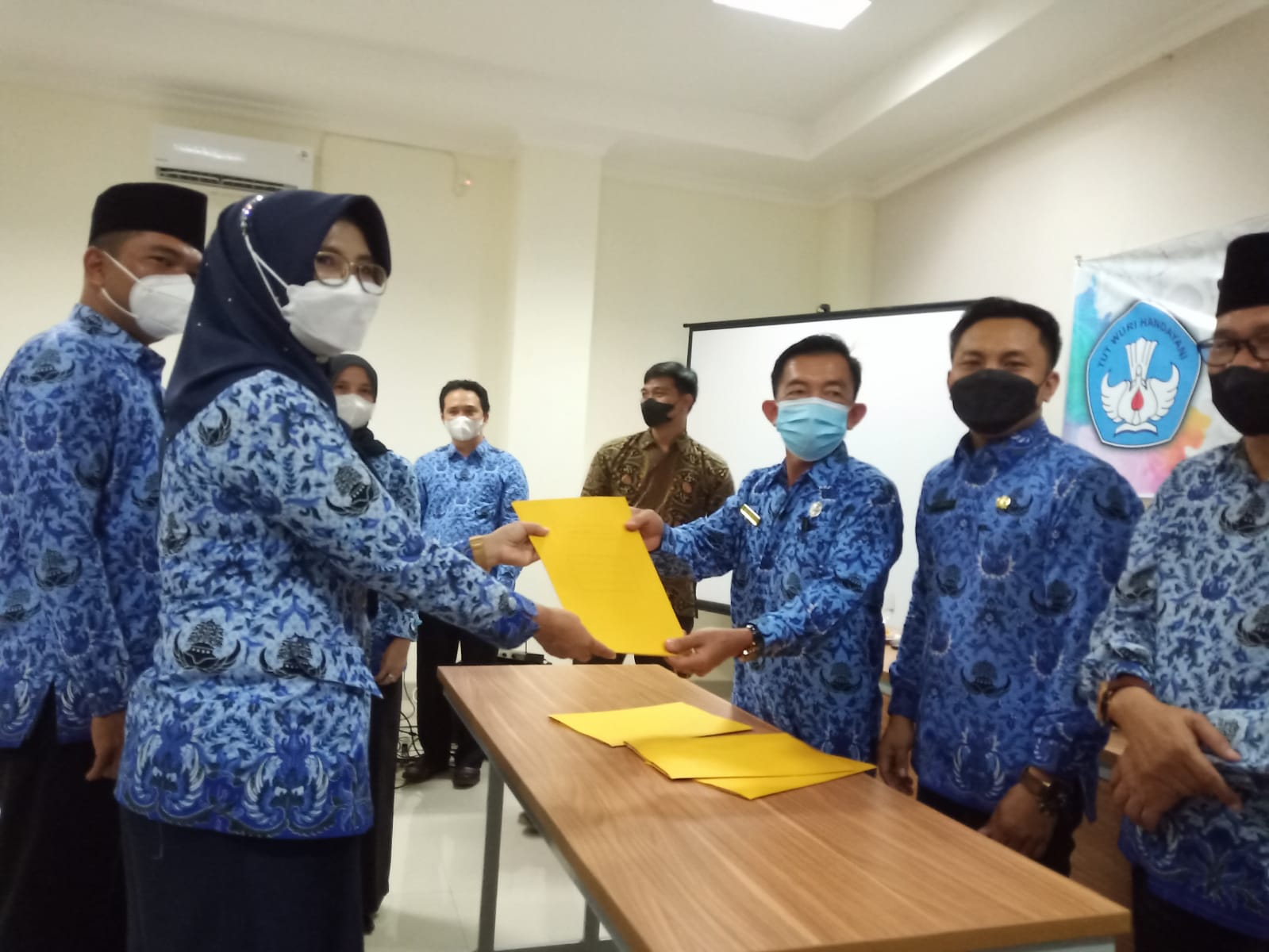 Buslan: Jangan  Jeruk Makan Jeruk