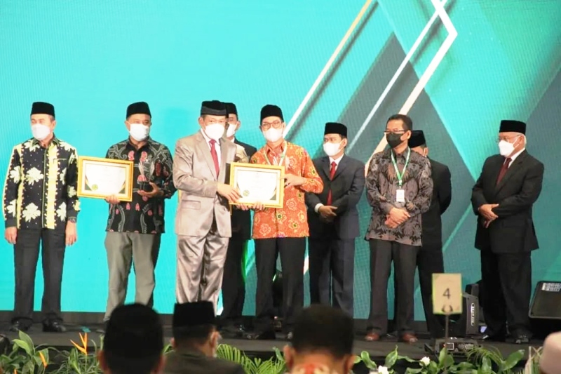 Gubernur Rohidin Terima Penghargaan Baznas Award