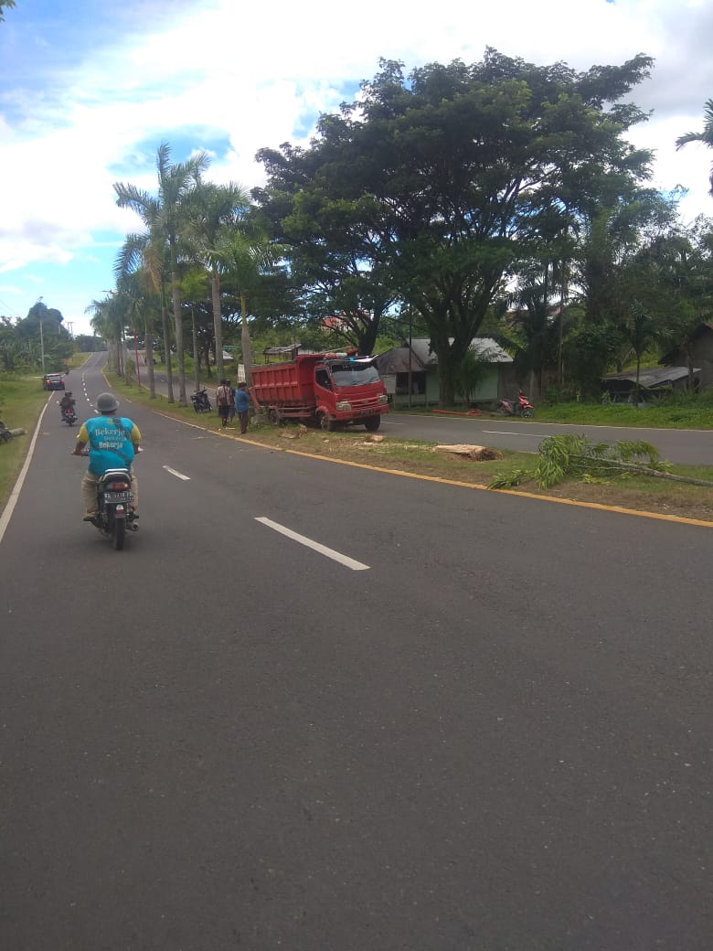 Gagal Menanjak, Dump Truck Angkut Semen Hantam Tiang Listrik