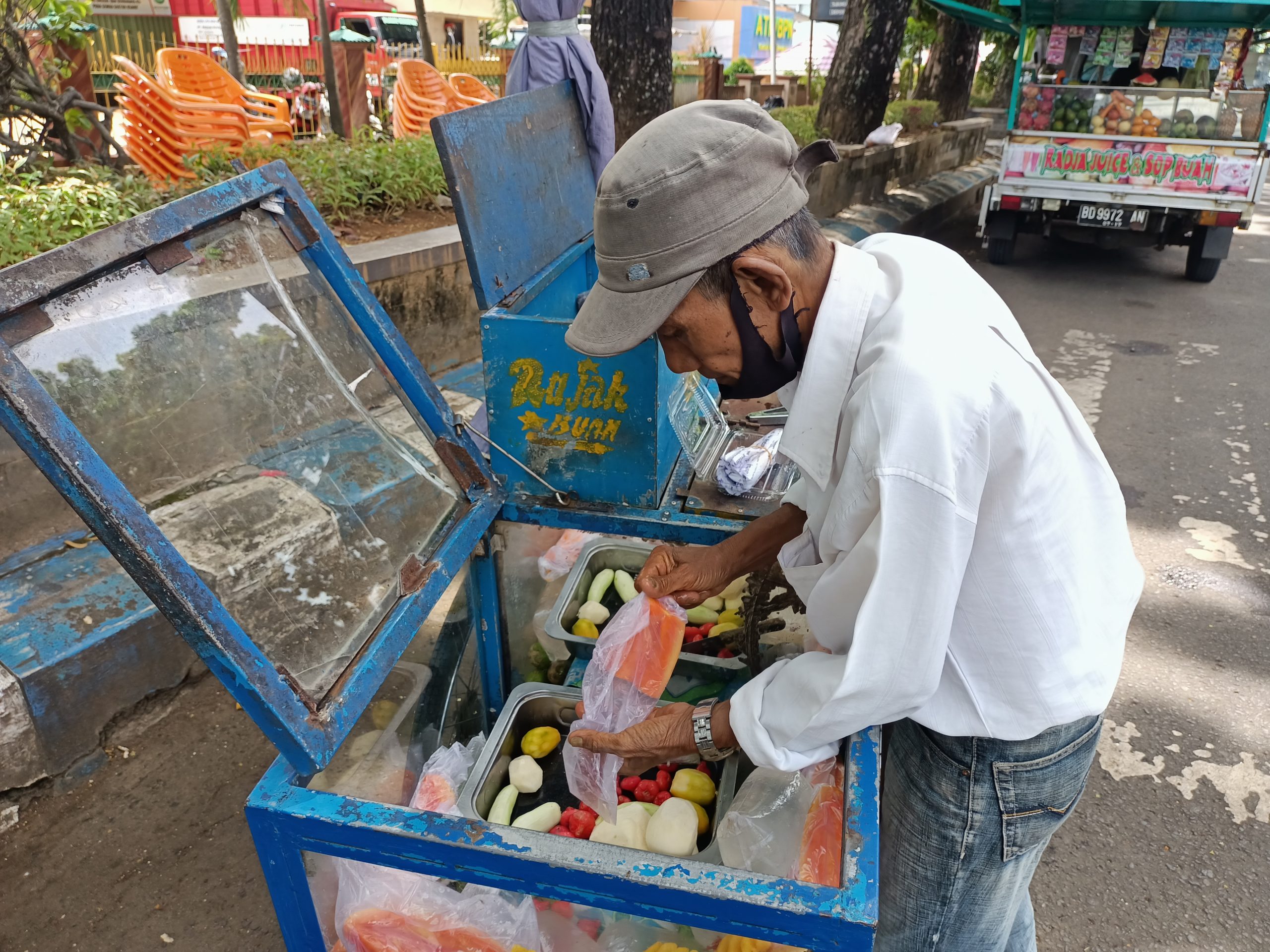 Inilah Kisahnya  Penjual Rujak Masa Kekinian