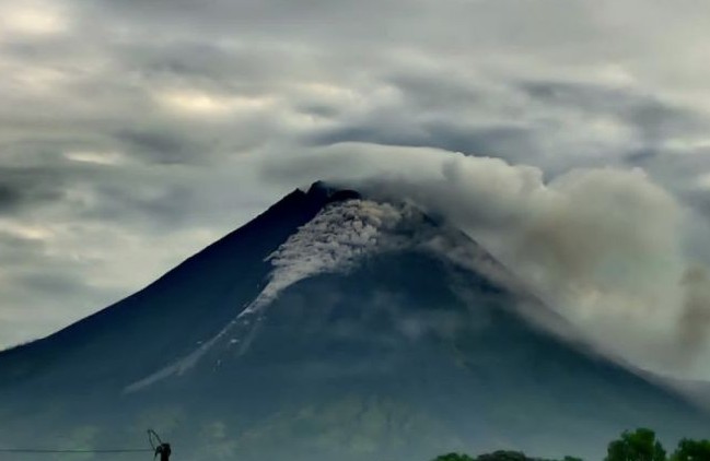 Gunung Merapi Luncurkan Awan Panas Guguran Sejauh 1,5 Km