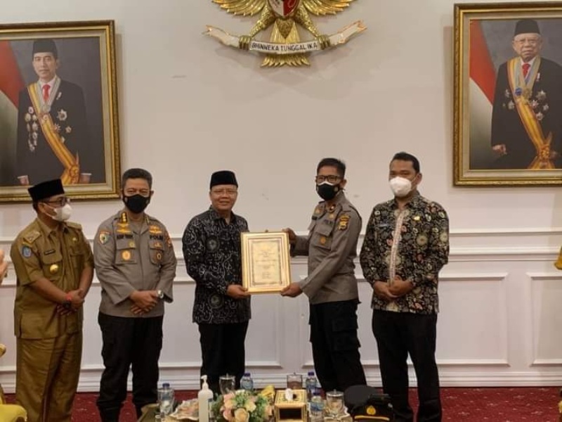 Gubernur Bengkulu Serahkan Penghargaan ke UPP Bengkulu Utara