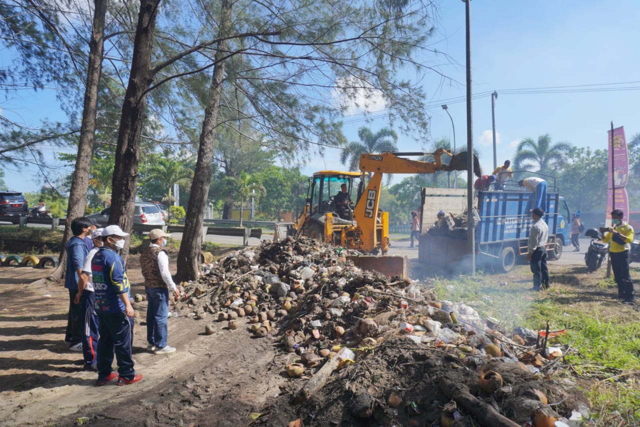 Pemprov Bengkulu Bersihkan  Pantai Panjang