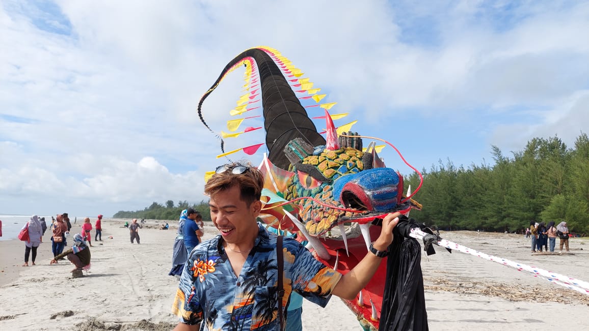 Dua Ekor Naga Terbang di Atas Pantai Air Patah Mukomuko