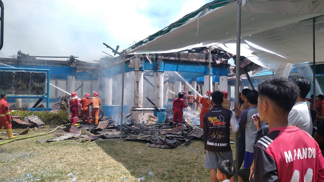 Kantor Camat Ratu Agung  Dilalap Si Jago Merah