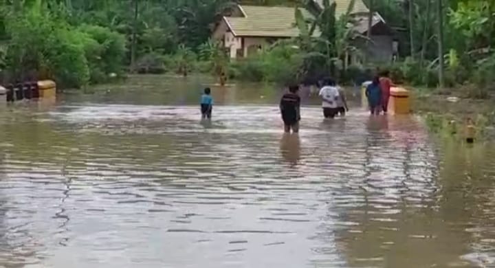 Jalan Nasional Penghubung Benteng-Kota Terendam Banjir
